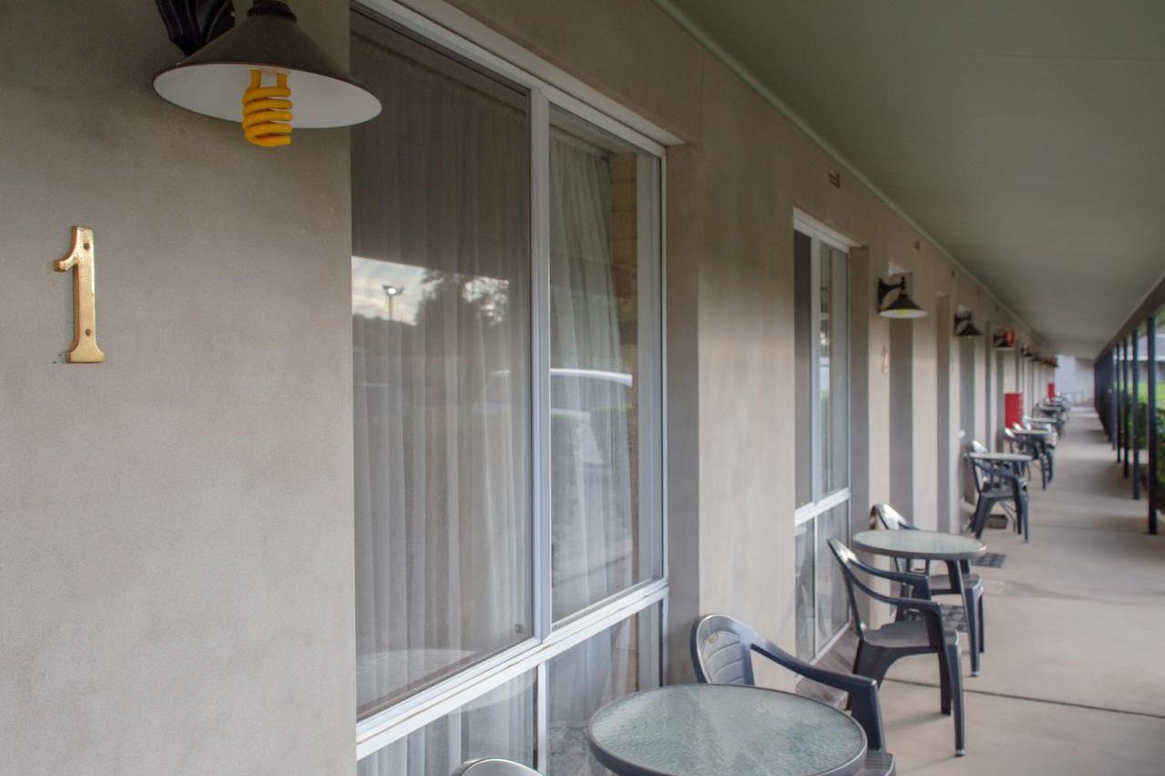 Burringa Garden Motel Wagga Wagga Exterior photo